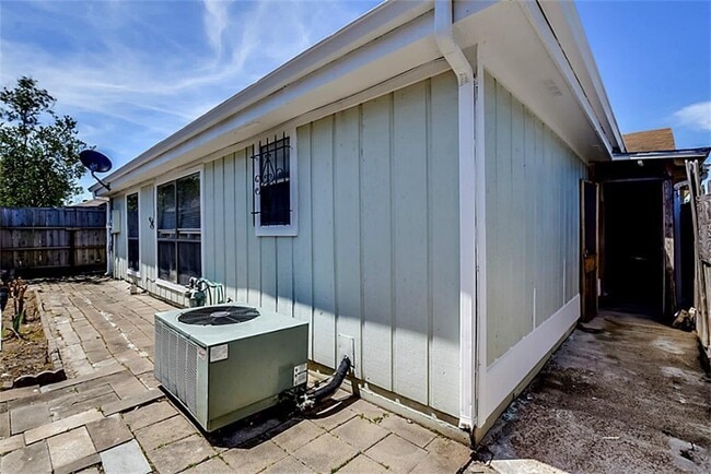 Building Photo - 6115 Briar Terrace Dr