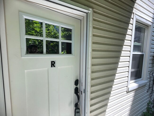 Building Photo - Updated 2 bedroom house for rent in the South Side !