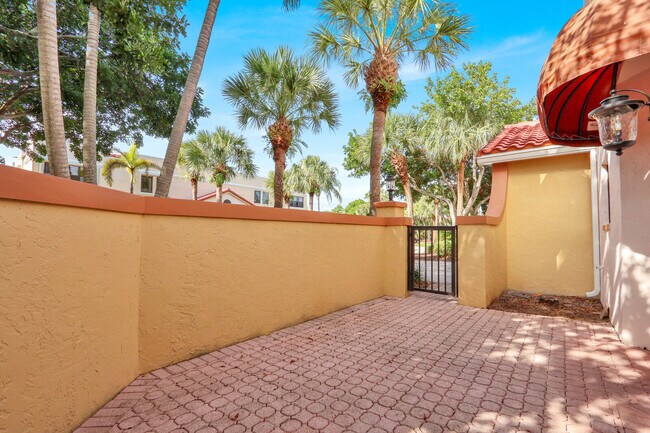 Building Photo - 52 Uno Lago Dr