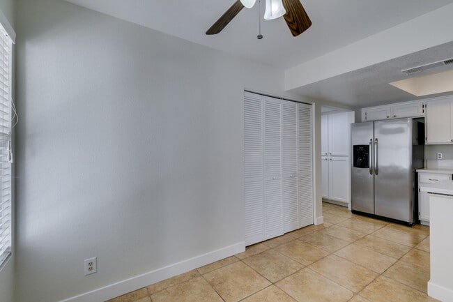 Building Photo - Charming 3 bedroom, 2.5 bathroom home near Summerlin