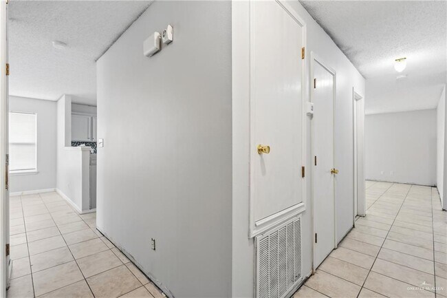 Building Photo - 20 Llano Grande Ln