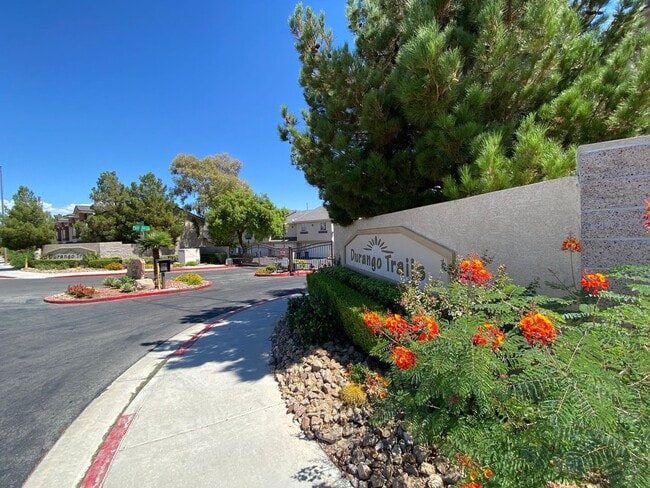 Building Photo - Charming 2Bed/3Bath/w/Garage, Home located in Summerlin