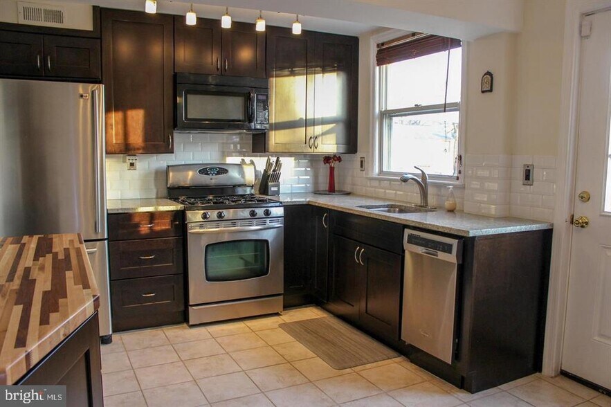 Building Photo - 3616 Kemper Rd