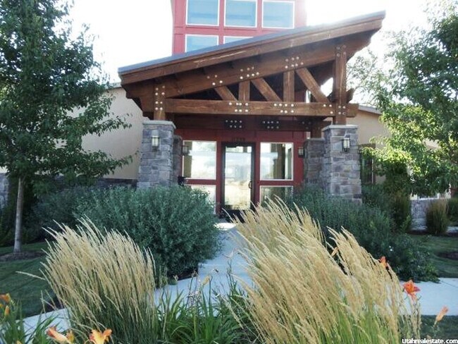 Building Photo - Spacious 2 Bedroom Townhome at The District!