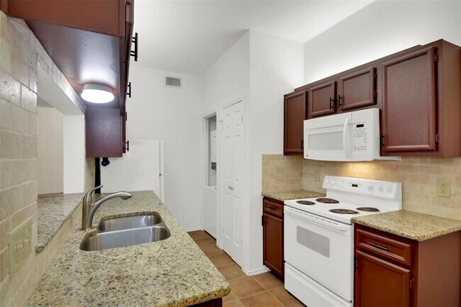 Building Photo - 9100 Mountain Ridge Dr