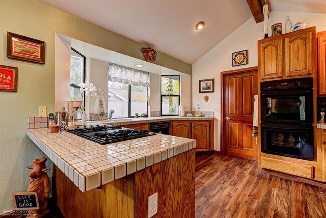 Building Photo - Beautiful 3 bedroom, 3 bath home in Lake W...