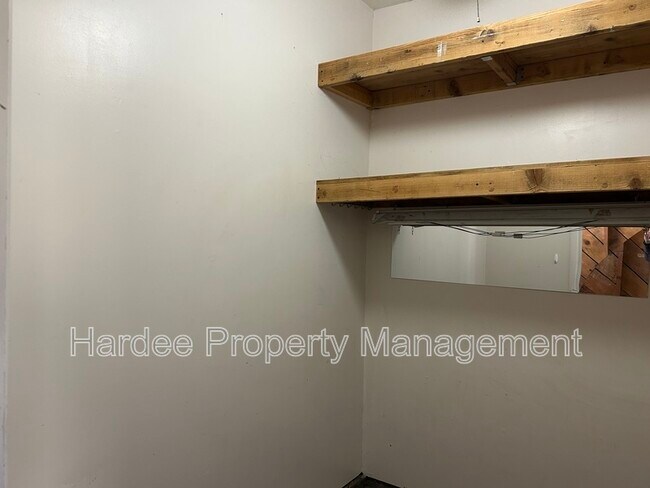 Building Photo - 1835 Broadmoor Dr