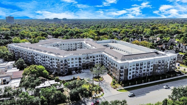 Building Photo - 15635 Memorial Dr