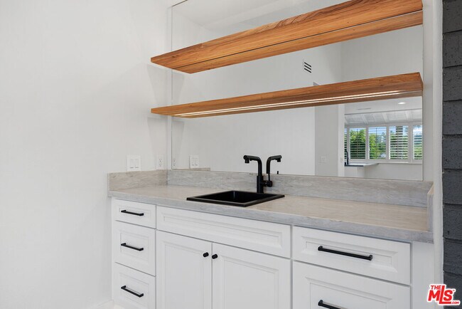 Building Photo - 655 Calle Ladera