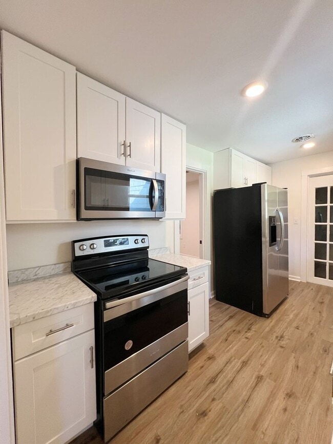 Building Photo - SEE IT NOW: Charming Renovated Bungalow in...