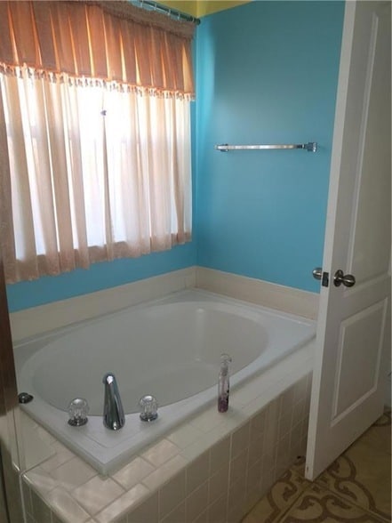 Building Photo - 827 Charlie Dr