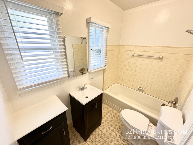 Building Photo - Newly Updated 1Bedroom 1Bathroom In Hollywood