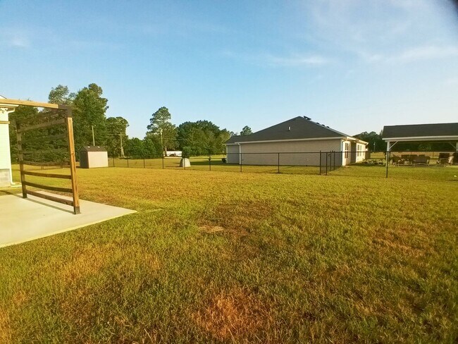 Building Photo - 3725 Pinewood Rd