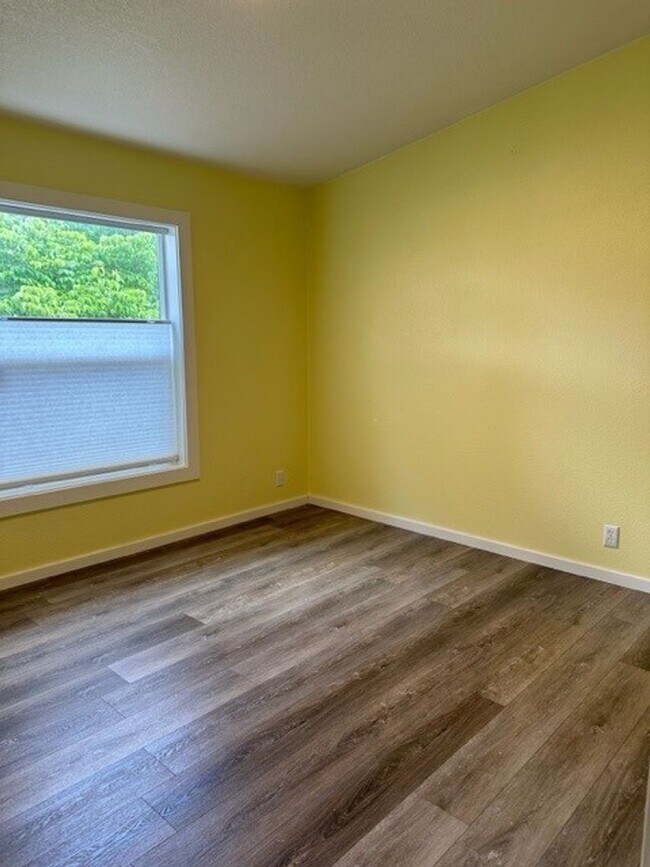 Building Photo - FREE RENT AND $1,000 SECURITY DEPOSIT - Single Level Updated Home w/ Spacious Yard and Loads of S...