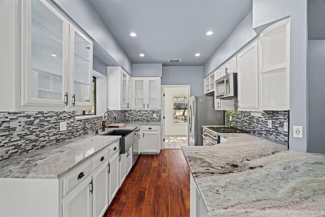 Building Photo - 128 Mockingbird Ln