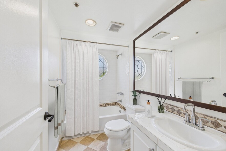 Building Photo - North Harper House