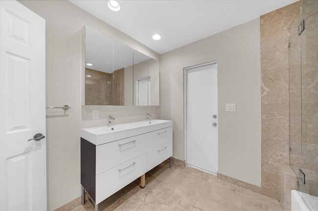 Building Photo - 4021 Bayview Dr