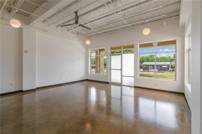 Building Photo - 2401 E 6th St