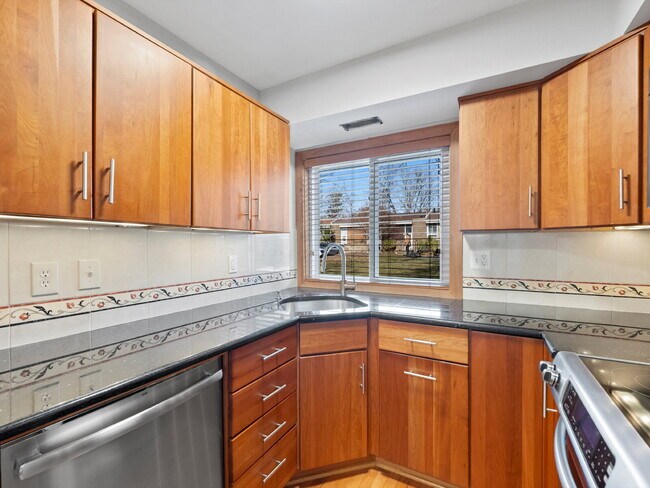 Building Photo - Stylish & Spacious Townhome in Prime Location!