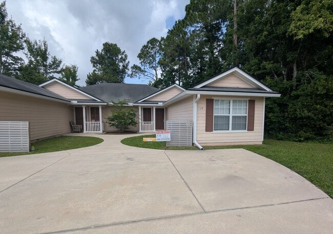 Primary Photo - **An 18 Month Lease on a Great 3/2 Conveni...