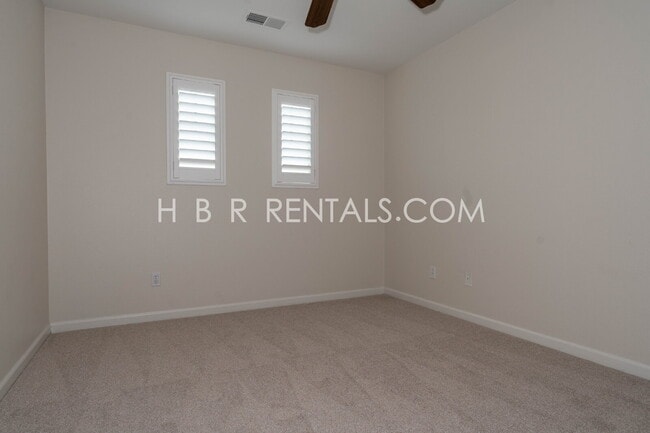 Building Photo - Comfort, Convenience & Space — Tracy Living at Its Best