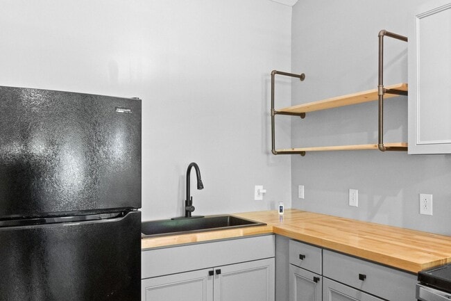 Building Photo - OWNER  PAYS UITLITES!!!