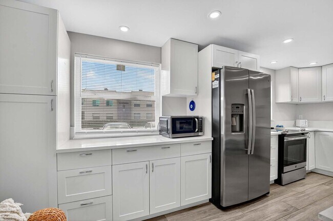 Building Photo - 360 Flanders Dr