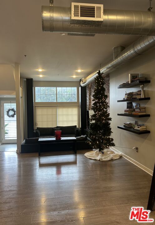 Building Photo - 5350 Playa Vista Dr