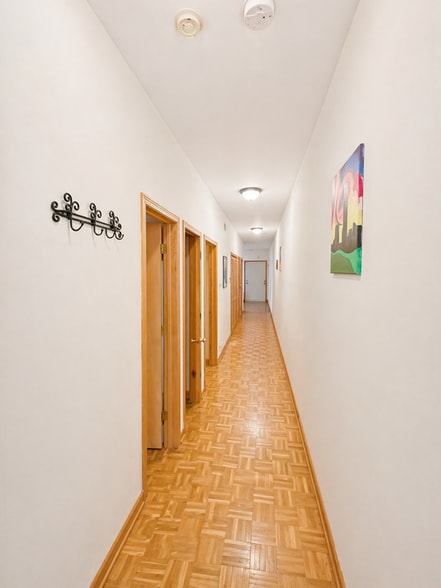 Building Photo - 4237 N Kenmore Ave