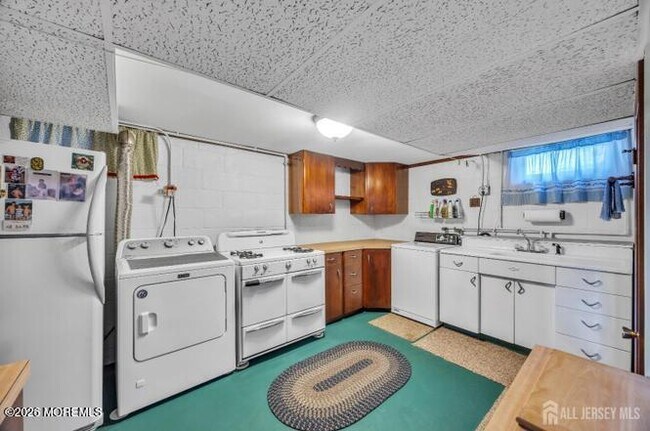 Building Photo - 143 Safran Ave