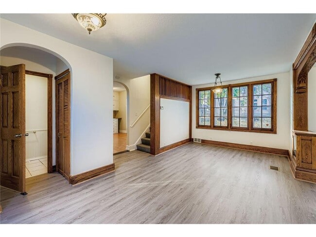 Building Photo - 988 Reaney Ave E