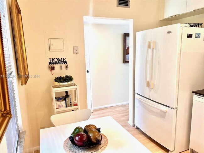 Building Photo - 2841 Somerset Dr