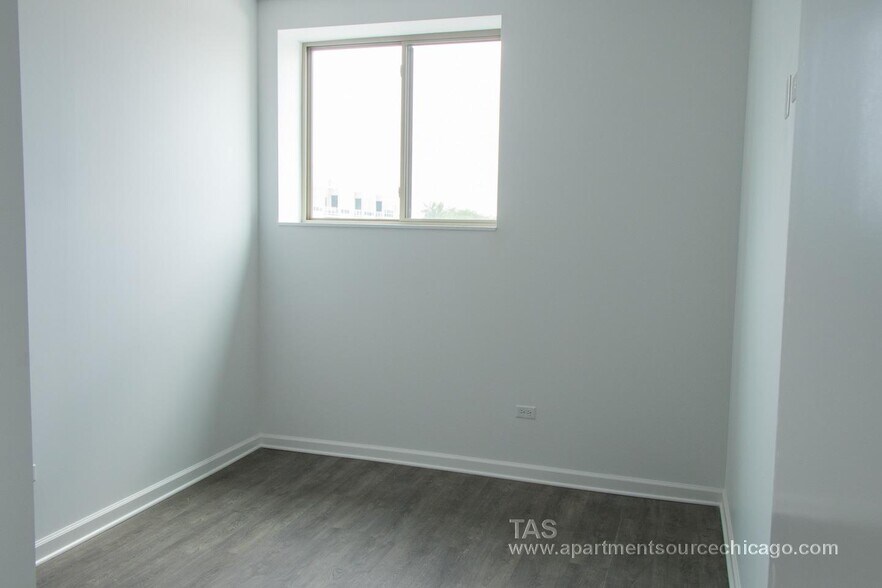 Building Photo - 928 W Dakin St