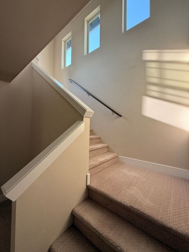 Building Photo - Modern 4 Bed, 3.5 Bath Lynnwood Home – Pri...