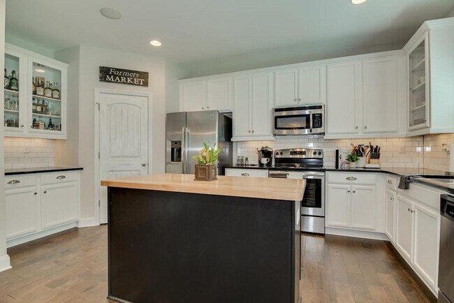 Building Photo - 1554 Driftwood Ln