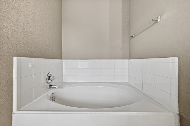 Building Photo - 5615 W Harrow Dr