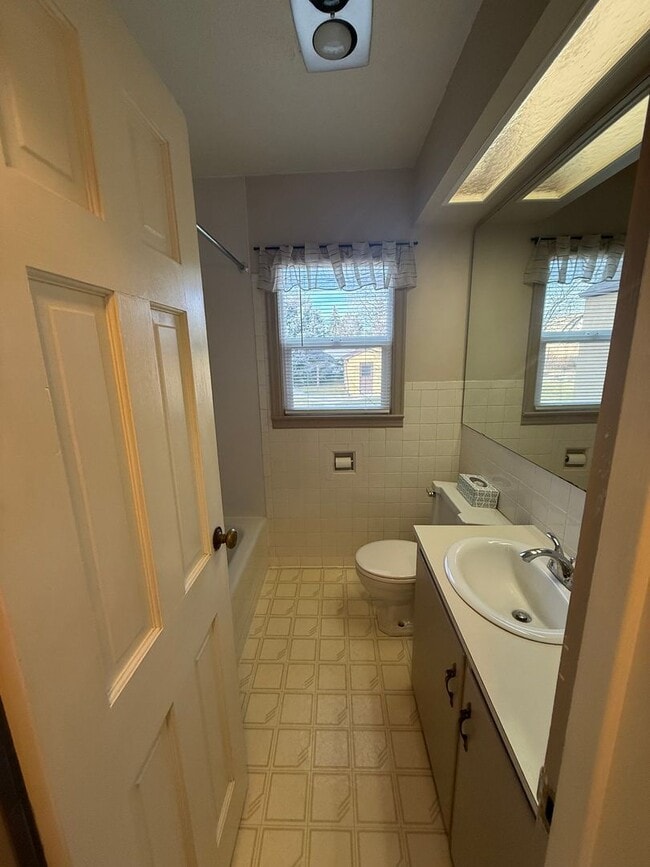 Building Photo - Large  two bedroom, two bathroom, pet friendly home!