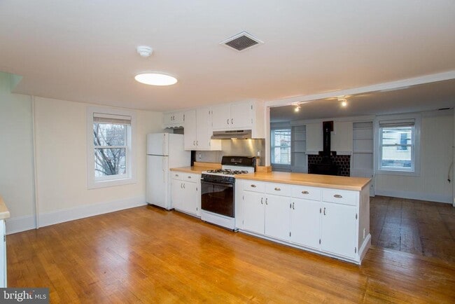 Building Photo - 67 Ferry St