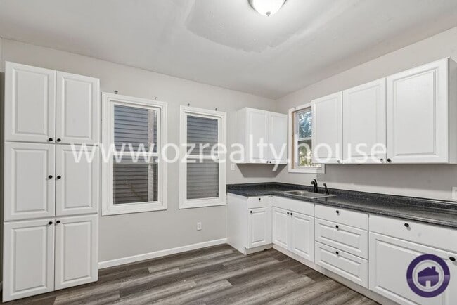 Building Photo - 2824 Chestnut St