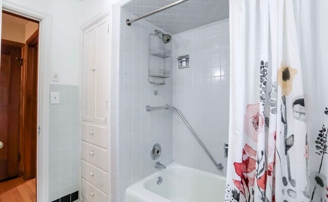 Building Photo - Stunning 3 Bedroom
