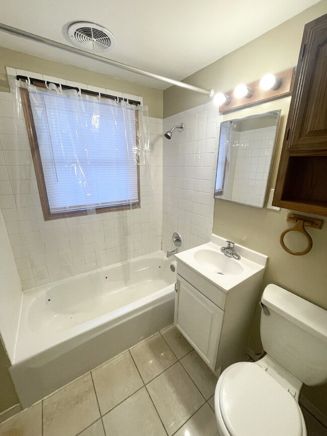 Building Photo - 2BR Eastside House