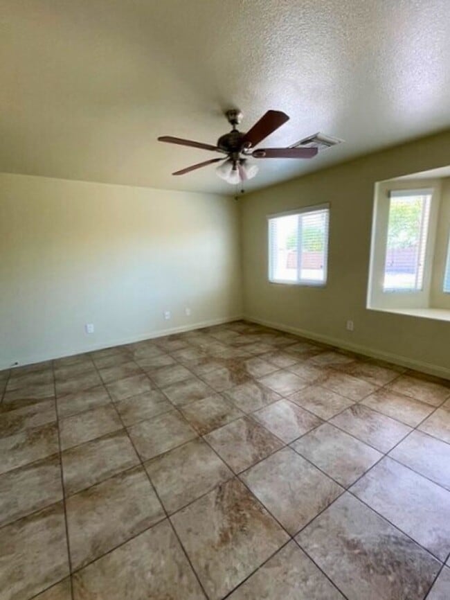 Building Photo - MOVE-IN READY 3BR/2BA SINGLE FAMILY HOME I...