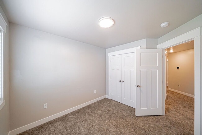 Building Photo - END UNIT TOWNHOME!!