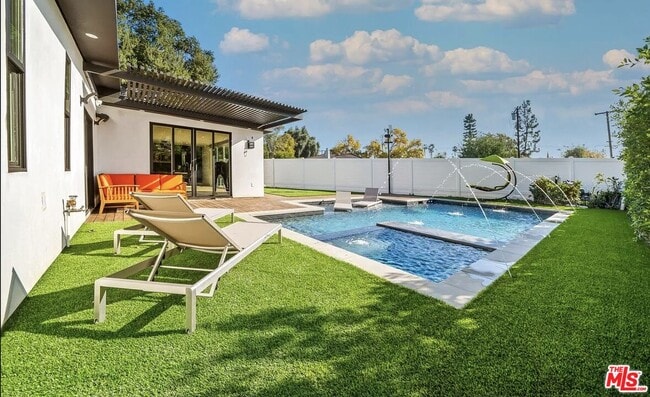 Building Photo - 22616 Oxnard St