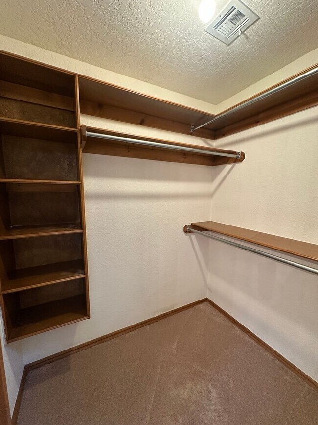 Building Photo - 4 Bed, 2.5 Bath Brick home with 2 car garage