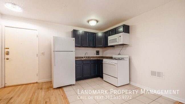 Building Photo - 2401 W Balmoral Ave