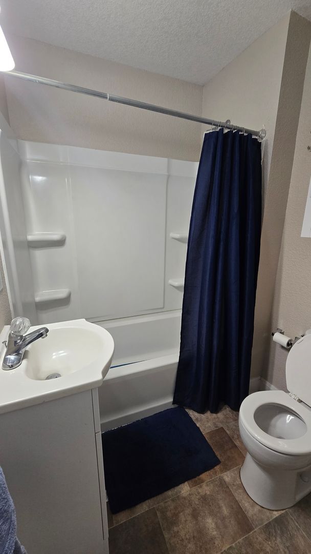 Building Photo - 403 W Memorial Dr