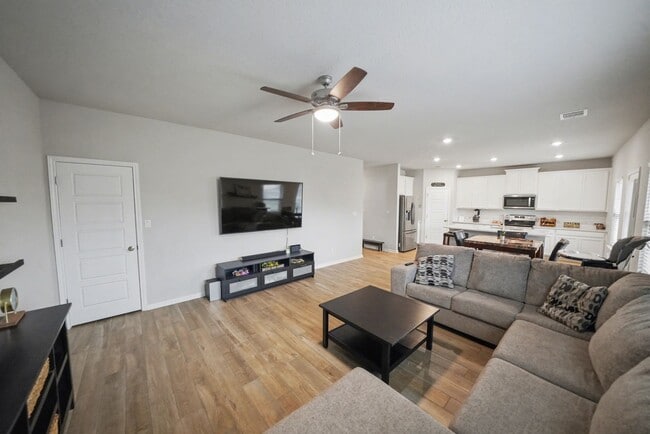 Building Photo - Stylish & Spacious 5-Bed in Prime Schertz Location! - Realtor Commission: $500