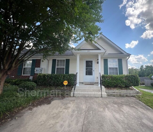 Primary Photo - 219 Sassafras Ln