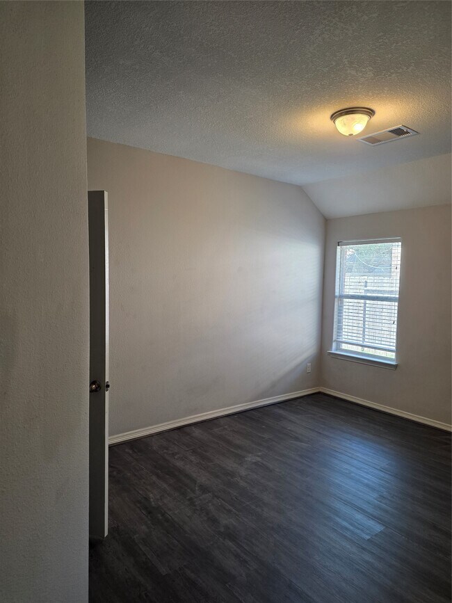 Building Photo - 6216 N Fawnlake Dr